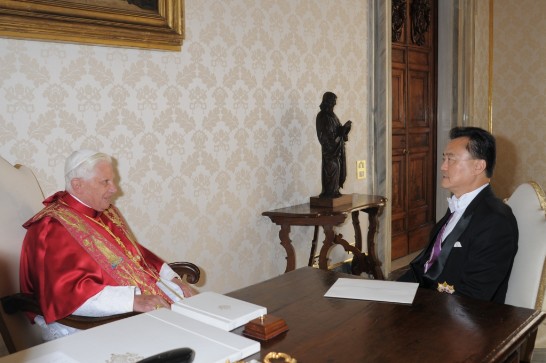 照片二：王大使與教宗進行私人會談
