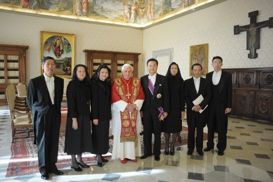 照片四：教宗與王大使闔家及全體館員合影