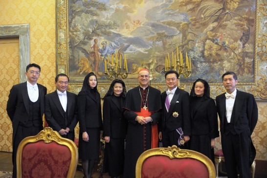 照片四：教廷國務院長貝鐸雷樞機主教與王大使闔家及全體館員合影