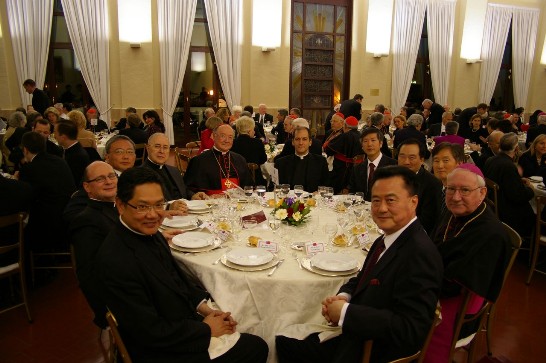 98年4月30日宗座北美學院舉辦餐會，王大使豫元與教廷正義和平委員會主席馬丁諾樞機主教及與會人員合影
