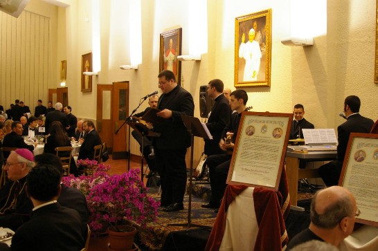 98年4月30日宗座北美學院舉辦餐會，餐會講台一景。