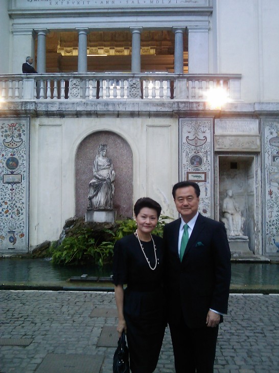 98年6月23日，王大使豫元夫婦受邀參加教廷國務院長晚宴，在梵蒂岡城內花園留影。