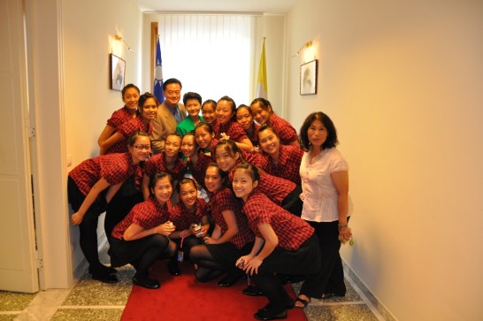 王大使夫婦與蘭陽舞蹈團部份團員在館內合影。