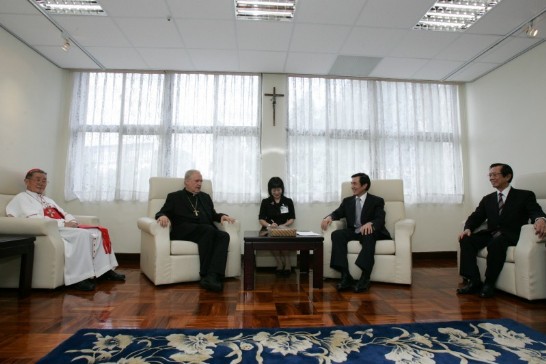 2009年9月11日馬總統與高德士樞機晤談、外交部楊部長（右一）、單國璽樞機（左一）作陪。（照片來源：總統府）