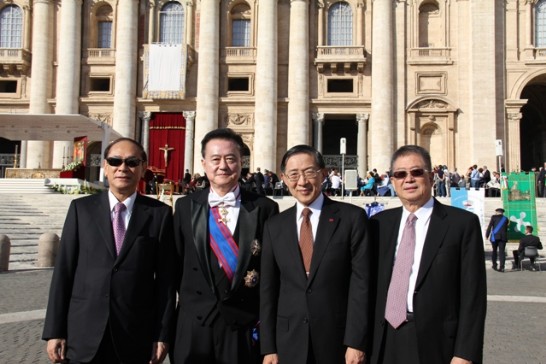 左起王聖惠爵士、王豫元大使、林永樂部長及黎建球爵士於典禮會場合影留念