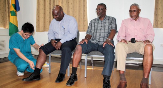 彰基醫療團之張順昌中醫師在一場針灸在醫療照護中運用的座談會中示範針灸療法,該座談會係由中華民國駐聖文森國大使館於5月20日主辦. 聖國衛生部部長柏根,常務次長狄雄,國家安全顧問畢奇及許多來賓均於現場體驗針灸療法.