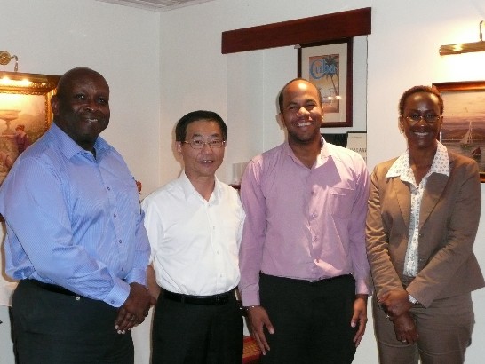 (由右至左) 衛生環境部次長Luis de Shong、葛大使葆萱、衛生環境部部長Luke Browne、醫療司司長Simone Keizer。（2016年1月18日）