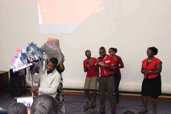 學生演唱「拜年」，搭配舞龍表演