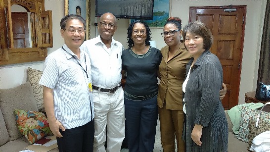 聖文森副總理兼外長史垂克率領聖國代表團出席我第14任總統、副總統就職大典，葛大使夫婦與代表團合影