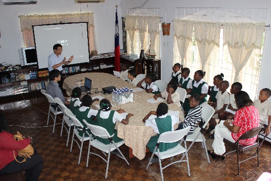 葛大使向金石城英國國教會學校師生解說國情