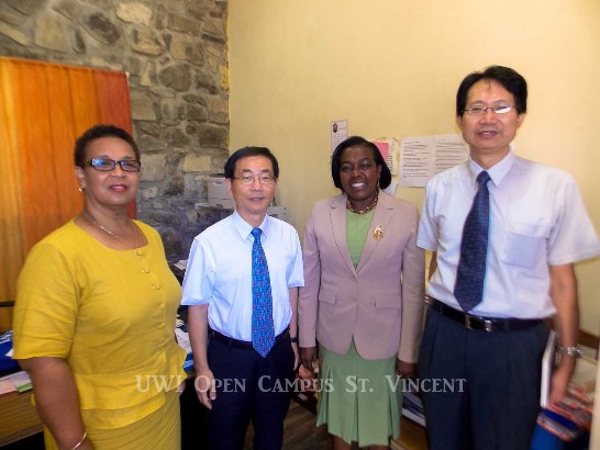 葛大使偕施秘書建志與校長Dalrymple及圖書館員Baptiste合照