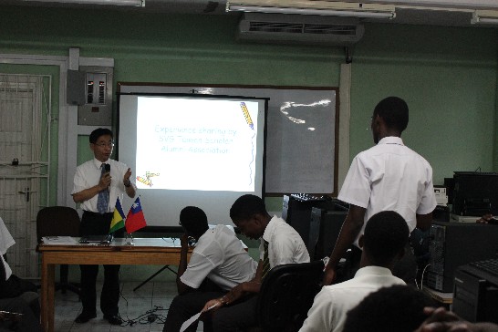 葛大使葆萱回答學生提問