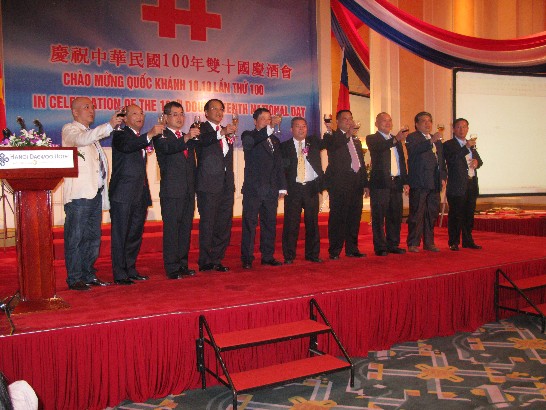黃代表與越南官員及台商代表舉杯共祝國慶