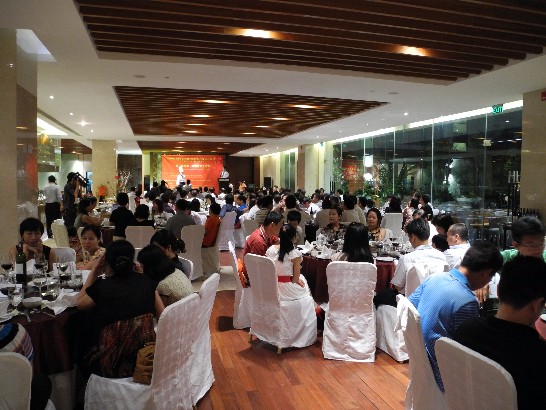 美食交流會現場湧入約200名嘉賓，16桌座無虛席