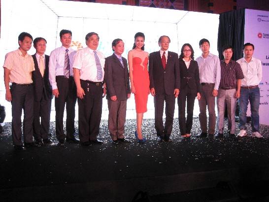 黃代表與代言人Ms. Thanh Hang、台越雙方貴賓及我方廠商代表合影。
