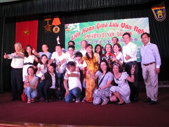 代表處大力協助青年大使團在越成功盛大訪演