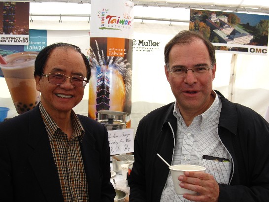 法國駐WTO常任代表Mr. François RIEGERT品嚐燒酒雞