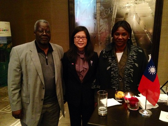 賴大使與友邦布吉納法索駐WTO大使Prosper Vokouma夫婦於103年國慶酒會合影。