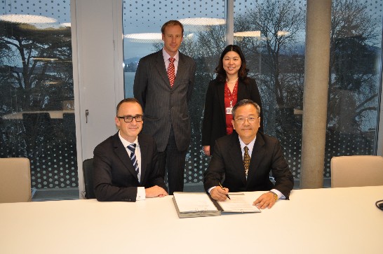 我常駐世界貿易組織代表團丁副常任代表干城與WTO秘書處行政暨總務處長Mr. Tristan Bauswein在WTO日內瓦總部簽署STDF瞭解備忘錄
