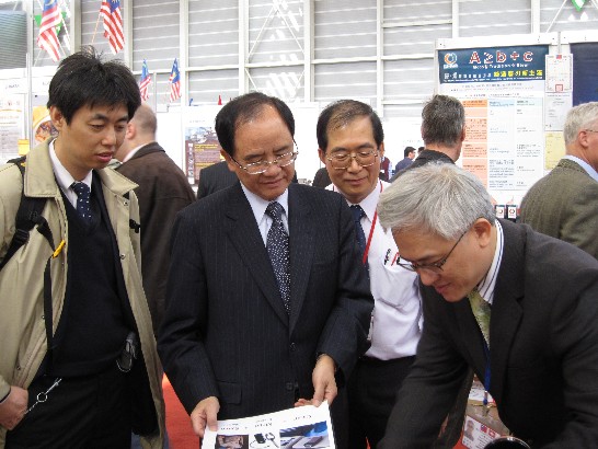 左起為駐瑞士代表處經濟組何祕書子毅、本團林大使、台灣發明協會陳執行長宗台（兼本次台灣參展團團長）、固昌通訊公司董事魏崇山先生（兼本次台灣參展團副團長）。