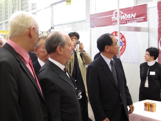 右起為本團林大使、瑞士日內瓦邦議會議長Mr. Eric Leyvraz。