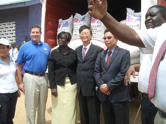 劉代表青雷於2011年5月5日前往肯亞首都奈洛比市發放實米以賑濟貧苦學童