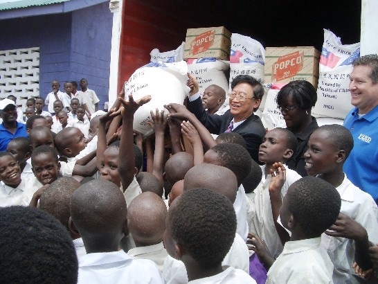 劉代表青雷代表我國於2011年5月5日前往肯亞對貧苦學童賑米。