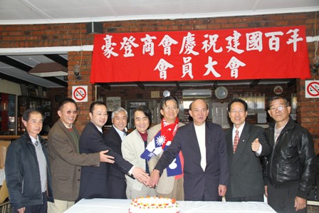 劉代表青雷﹝右五﹞於會後與僑領合影留念