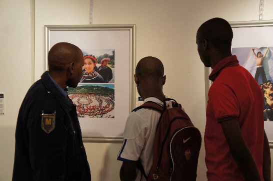 「細數走過的腳步：建國一百影像展」照片在Bodutu藝廊展出情形