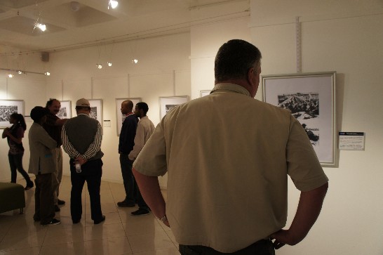 「細數走過的腳步：建國一百影像展」照片在Bodutu藝廊展出情形