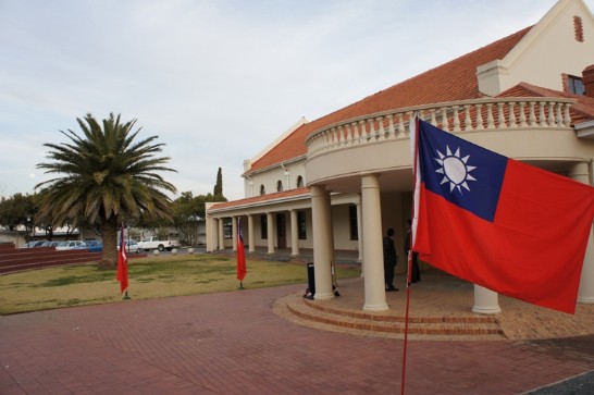 8月12日臺灣電影展首映會及「建國百年音樂會」在自由省大學「百年紀念館瑞茲廳」(Reitz Hall, Centenary Complex)舉行，中華民國國旗飄揚於會場外。