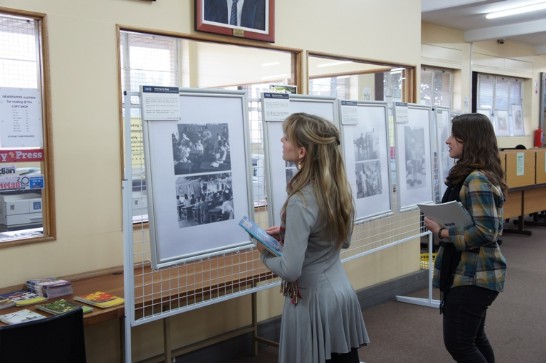 學生索取展示之文宣品，專注觀賞「百年影像展」情形。