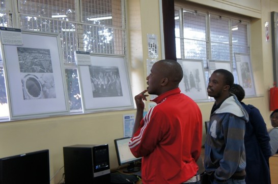 學生觀賞「百年影像展」情形