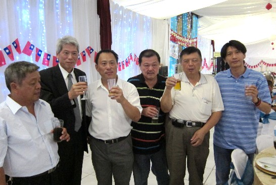 馮組長在大新堡台商會會長姚建雄等人陪同下，逐一向所有在場人員致意