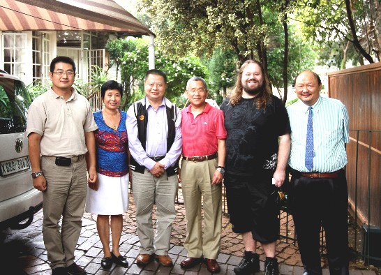 徐代表於事後與陳教授、翁清華、「公民日報」主編Michael Coetzee、馮組長子霖等合影留念