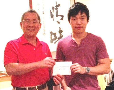 徐佩勇代表（左）頒發斐京台友球隊季後賽優勝獎金