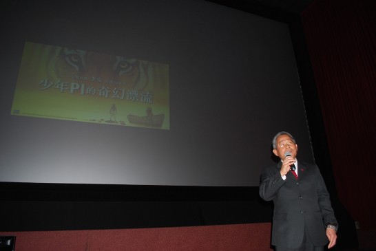 徐代表佩勇在斐京Ster-kinekor戲院向與會來賓致詞。