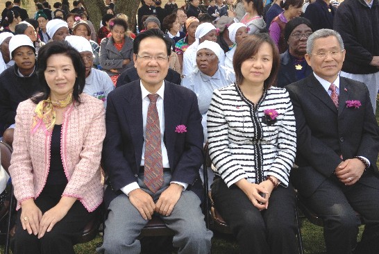 徐佩勇代表夫婦及吳豐興組長夫婦應邀於慈濟南非分會母親節活動