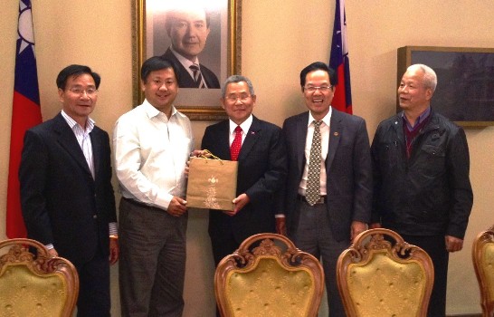 非洲台灣商會聯合總會總會長候選人陳俊裕（左二）拜會駐南非代表處徐代表佩勇（中）