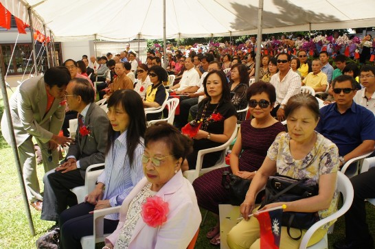 僑胞們踴躍參加升旗典禮，專注聆聽徐大使元旦祝詞。