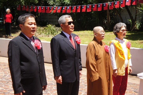 貴賓們齊唱中華民國國歌