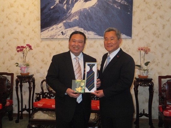 中華奧委會林主席鴻道致贈徐代表佩勇紀念品