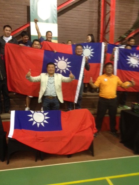 僑務委員游萬豐先生率領自由省僑胞為景美女中拔河隊加油打氣！