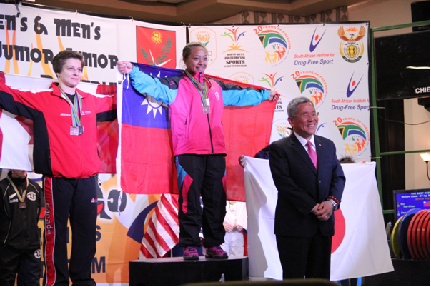 左二:我國選手吳惠君勇奪握舉項目金牌