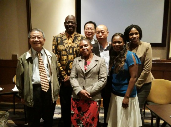 許中華院長(前排左)等三位我國醫師與四位非洲同業於會場合影。