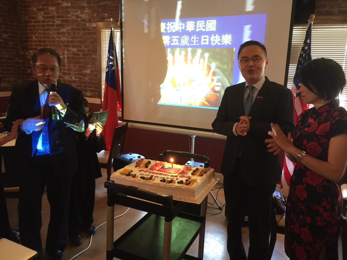 張處長夫婦應邀合切慶祝中華民國105年國慶蛋糕