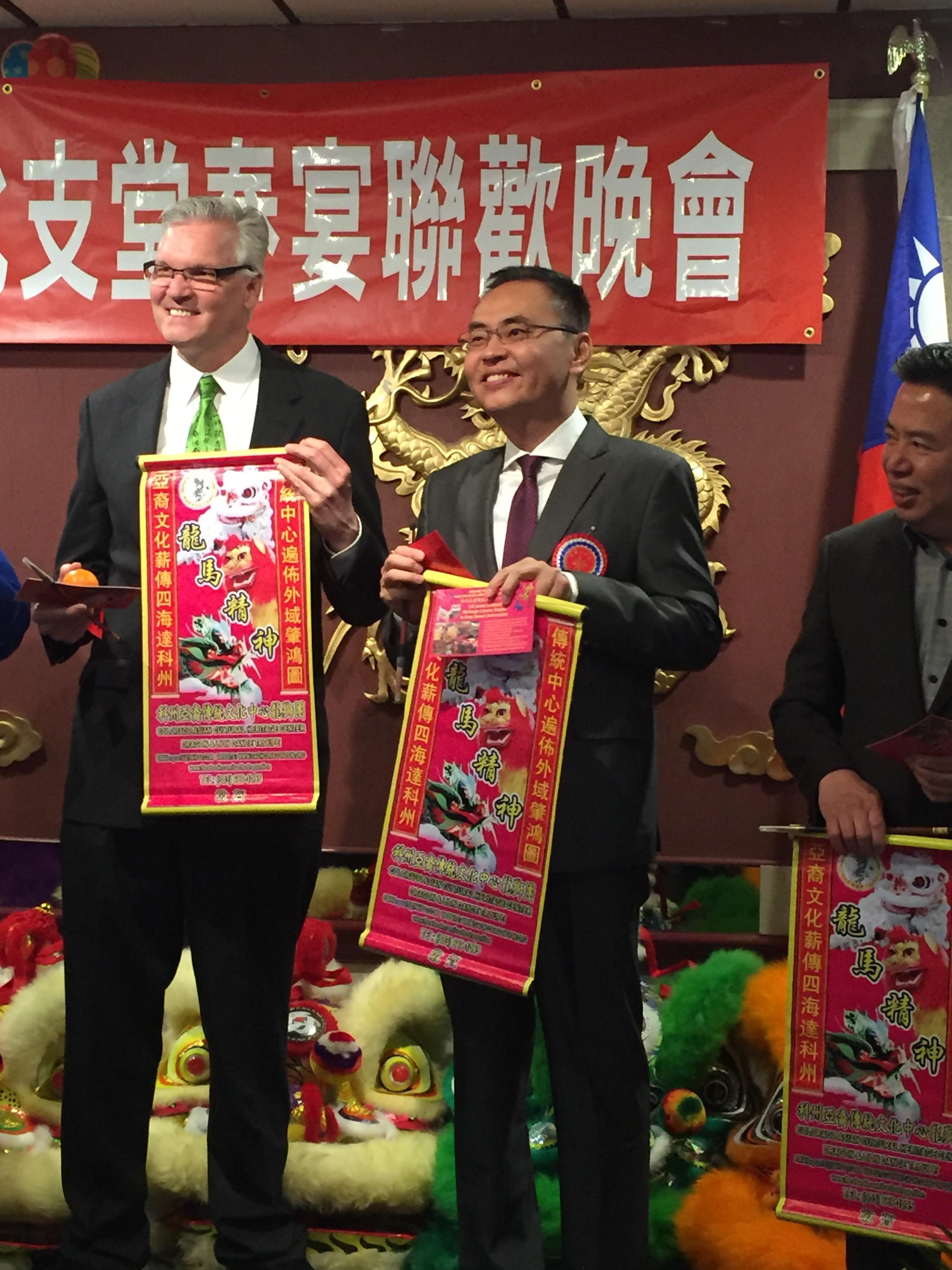 Director General Jerry Chang dotted the eyes of a lion for the banquet