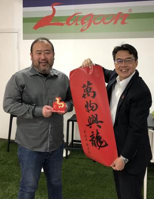 Director General Chou visited the American branch of the Taiwanese brand "Lagoon Furniture," where they met with Fox Hu, the General Manager