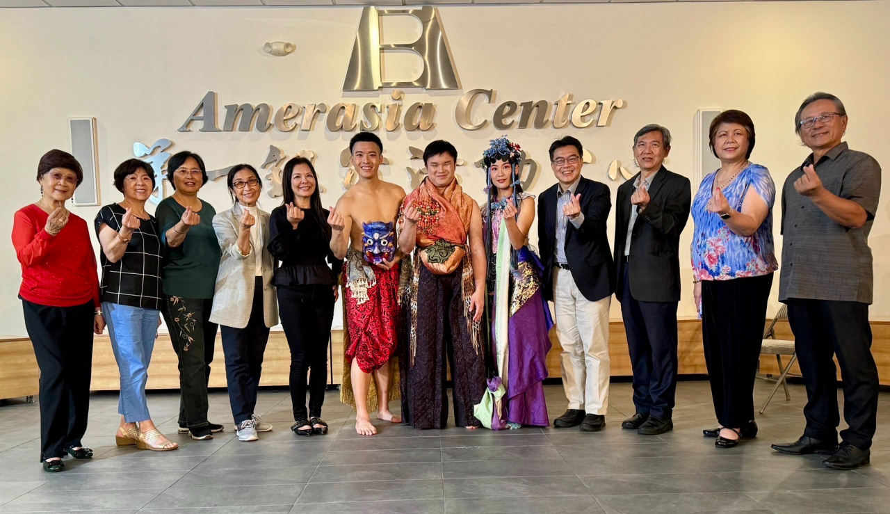 On October 19, DG Chou attended a unique Taiwanese art performance at Orlando
