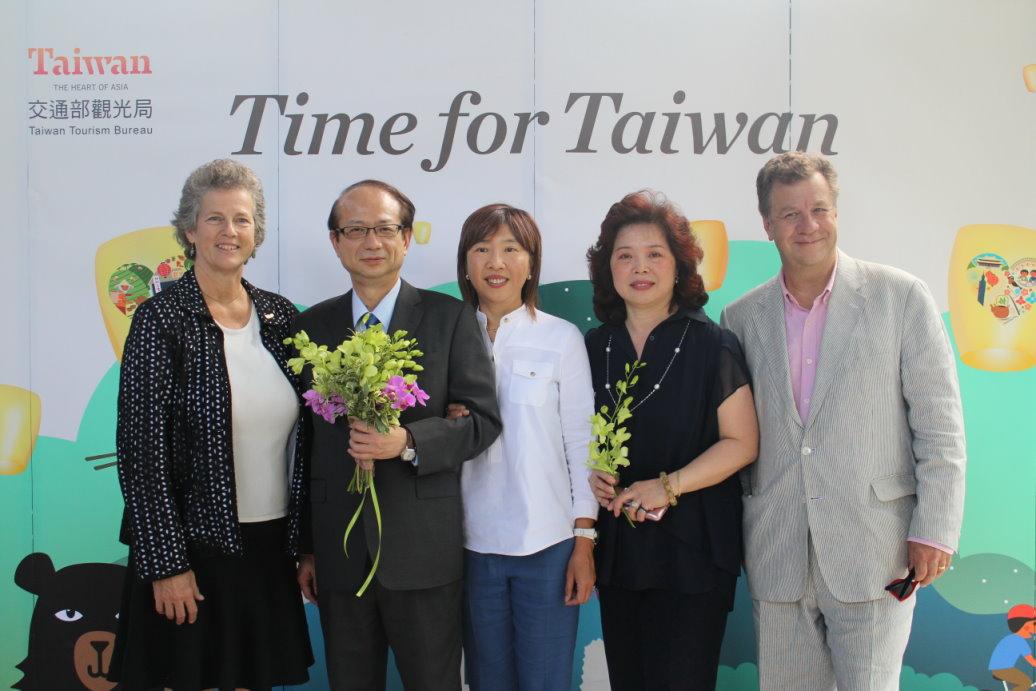 (左起)皇后區植物園園長拉瑟特、經文處蘇副處長、黃百齡女士等。